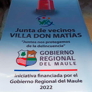 Pendón publicitario de lona PVC impreso sobre bastidor de madera para exterior.

