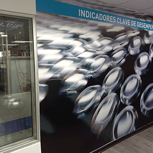 Mural decorativo en vinilo adhesivo impreso para muros de oficina o locales. Vinilos Decorativos Filingraf
