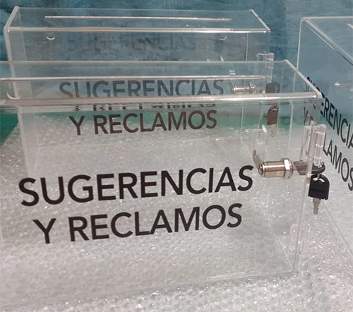 Buzones de acrílico para sugerencias y reclamos con vinilo troquelado.