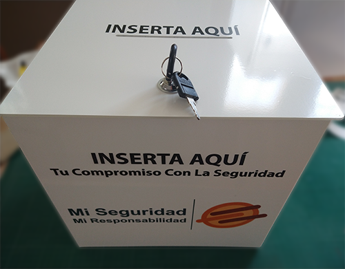 Buzón corporativo forrado con gráfica publicitaria en vinilo de alta calidad.