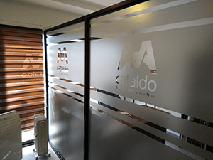 Vinilo empavonado gris para ventanales y divisiones de oficinas Cataldo. Soluciones para Oficinas

