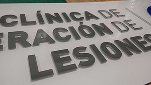 Placa corporativa de acrílico con letras volumétricas y soportes de acero para muro.