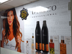 Mural en vinilo decorativo para tienda de insumos de belleza y peluquería. Decoración de Locales Filingraf
