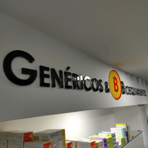 Letras de acrílico negro 5mm cortadas a láser para decoración de muros.