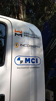 Logos en vinilo troquelado para cabina de camión en Proyectos de Producción Gráfica.
