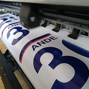 Proceso de impresión para Proyectos de Producción Gráfica en vinilo de alta adherencia.
