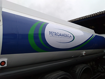 Rotulación de cisterna para camión bencinero Petroamerica en Proyectos de Producción Gráfica.