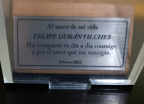 Placa de ABS metalizado grabada a láser para galvanos y reconocimientos corporativos.
