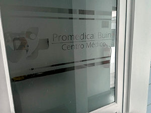 Instalación de vinilo empavonado para cristales en consulta médica Buin.
