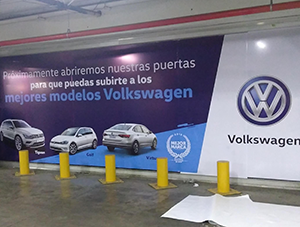 Instalación de vinilo impreso en varios paños para vitrinas de marca automotriz.
