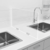 Separador de Áreas en acrílico instalado entre estaciones de lavado para delimitación sanitaria y bioseguridad. Filingraf