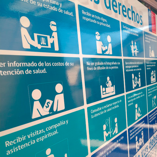 Detalle de impresión en vinilo y laminado brillante para Carta de Derechos y Deberes. Señalética de Salud Filingraf
