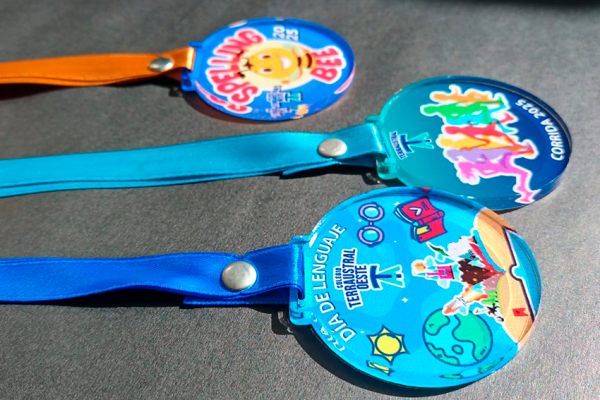 Tres modelos de medallas de acrilico personalizadas impresas a todo color.