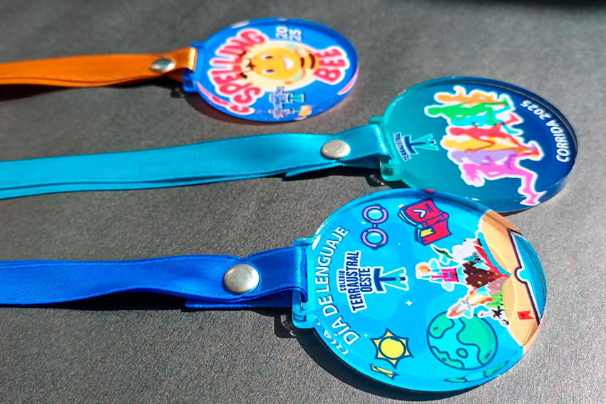 Tres modelos de medallas de acrilico personalizadas impresas a todo color.