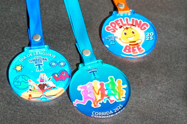 ariedad de diseños en medallas acrilicas personalizadas full color.