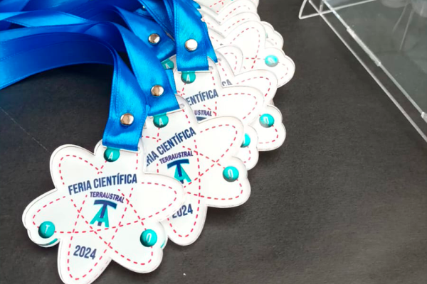 Medallas de acrilico personalizadas con corte especial en forma de atomo.