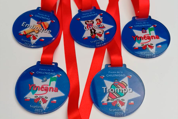 Set de cinco medallas de acrilico personalizadas listas para premiacion.