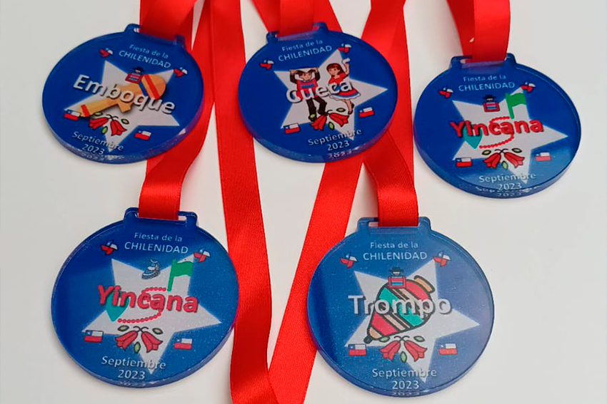 Set de cinco medallas de acrilico personalizadas listas para premiacion.