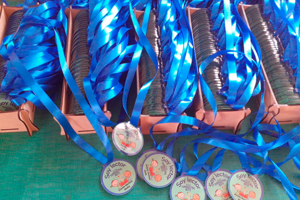 Produccion por mayor de medallas de acrilico personalizadas en taller Filingraf.