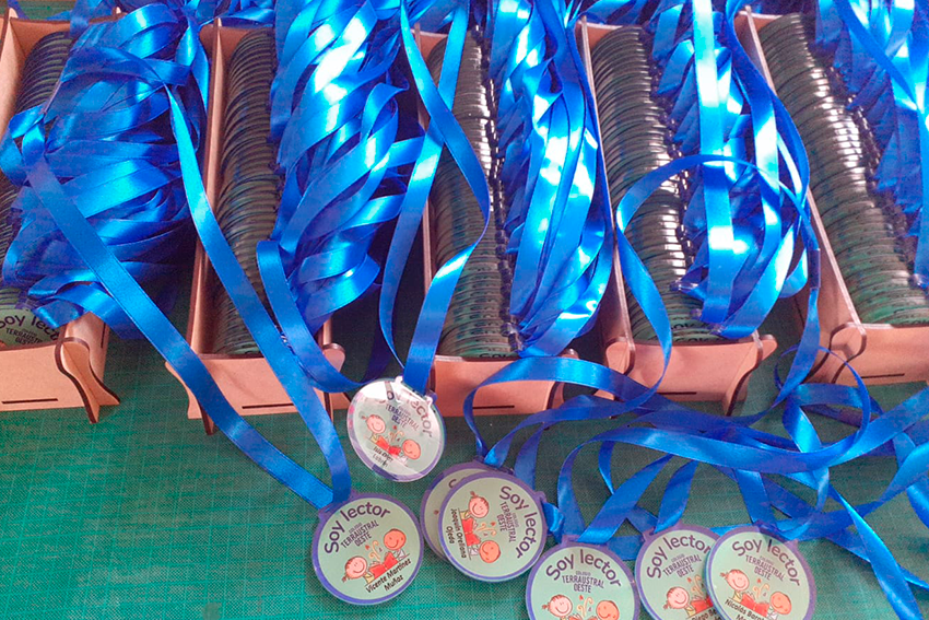 Produccion por mayor de medallas de acrilico personalizadas en taller Filingraf.