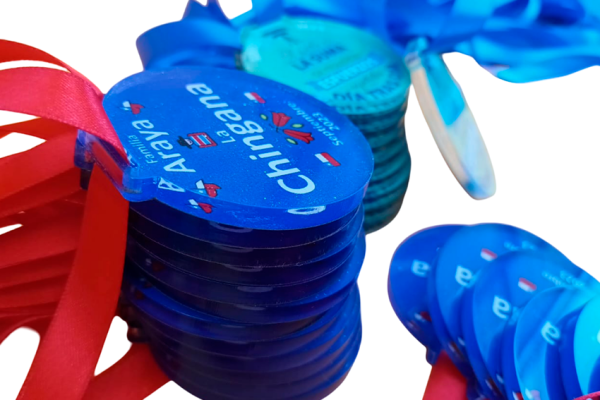 Medallas de acrilico de 5mm de espesor apiladas mostrando calidad del material.