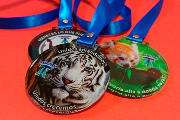 Medallas de acrilico personalizadas impresas full color en taller Filingraf