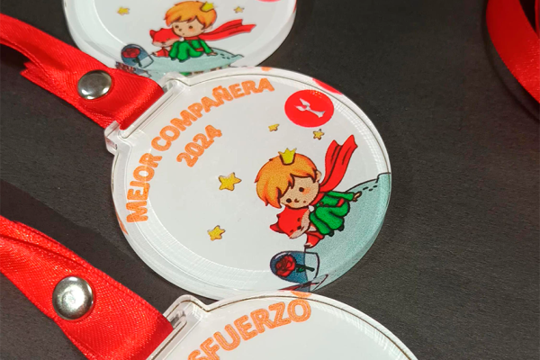 Medalla acrilica de El Principito personalizada para premiacion escolar.