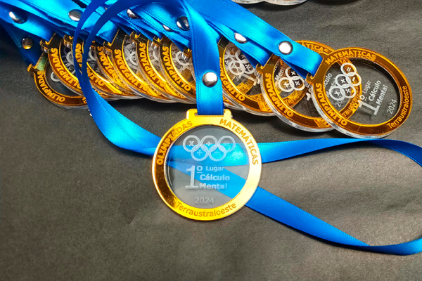 Primer plano de una medalla de acrílico doble capa personalizada con borde espejo dorado, con una escala de medallas desenfocada en el fondo para mostrar volumen.