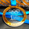 Medallas de acrílico doble capa de 4mm con borde dorado espejo y grabado láser blanco fabricadas por Filingraf.
