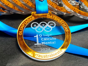 Medallas de acrílico doble capa de 4mm con borde dorado espejo y grabado láser blanco fabricadas por Filingraf.