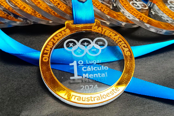 Medallas de acrílico doble capa de 4mm con borde dorado espejo y grabado láser blanco fabricadas por Filingraf.