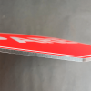 Detalle del canto de la placa de Aluminio Compuesto (ACM) mostrando la estructura sándwich de aluminio y núcleo de polietileno.