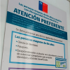 Detalle de la impresión en vinilo laminado brillante sobre PVC de 5mm para letrero de Atención Preferente.