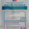 Letrero real de Atención Preferente en PVC de 5mm instalado en muro.