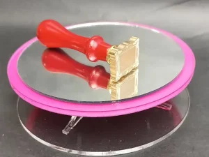 Alzador de productos de acrilico circular con borde de color a eleccion y espejo