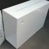 Perforaciones traseras en buzón de acrílico blanco para fijación en pared